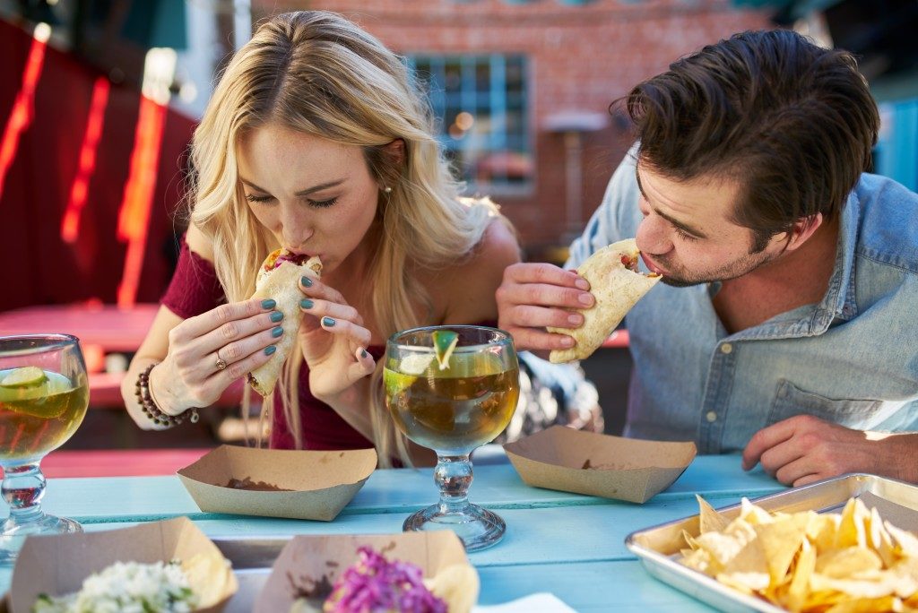 couple eating tacos