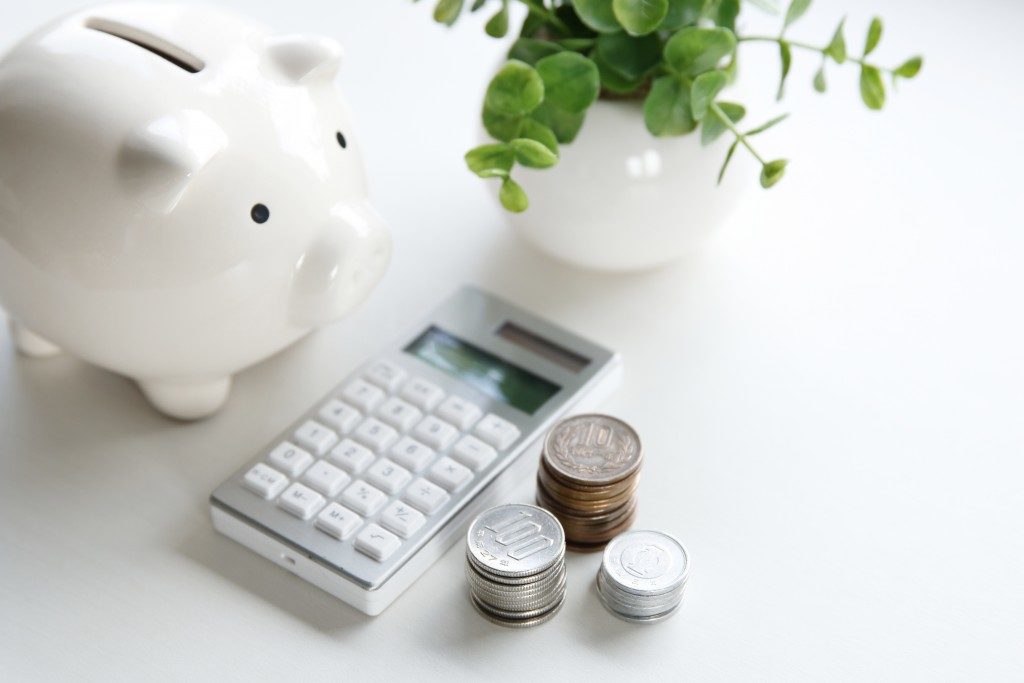 piggybank, coins, and calculator