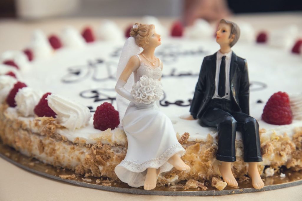 wedding cake bride and groom figurine
